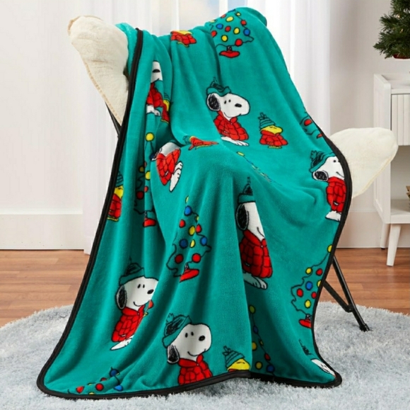 Snoopy Throw Blanket Christmas Print Super Soft Cozy Lightweight New NWT PEANUTS - Picture 5 of 5